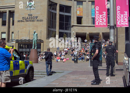 Glasgow, Ecosse, Royaume-Uni. 26 mai, 2017. La météo a Glaswegians dans les espaces verts de George Square, la botanique et parc Kelvingrove comme la température a atteint pour la deuxième journée consécutive. Credit : Gérard ferry/Alamy Live News Banque D'Images