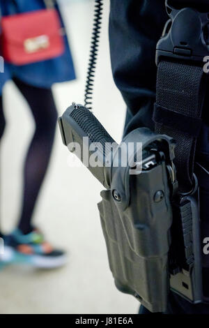 Patrouille de police armés Leeds Station Ferroviaire de la ville. West Yorkshire. UK. 26 mai 2017. Dans le sillage de l'attaque terroriste à Manchester, agents armés du nucléaire civil du Royaume-Uni Constabulary (CNC) ont été déployés pour appuyer les policiers armés dans le nord de l'Angleterre. Le rôle habituel du CNC est de fournir des services de police et de sécurité civile, pour la France, les établissements nucléaires. Ici sont les agents de CNC vu patrouiller avec des agents de la Police du West Yorkshire de l'unité de soutien des armes à feu à la Leeds City train station. Crédit : Ian Wray/Alamy Live News Banque D'Images