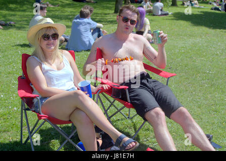 Glasgow, Ecosse, Royaume-Uni. 26 mai, 2017. La météo a Glaswegians dans les espaces verts de George Square, la botanique et parc Kelvingrove comme la température a atteint pour la deuxième journée consécutive. Credit : Gérard ferry/Alamy Live News Banque D'Images