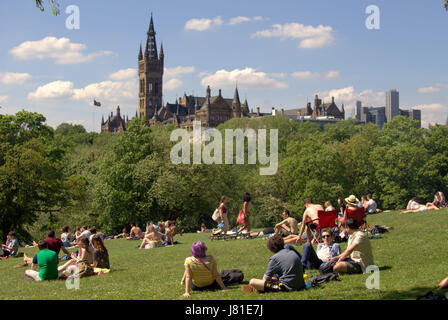 Glasgow, Ecosse, Royaume-Uni. 26 mai, 2017. La météo a Glaswegians dans les espaces verts de George Square, la botanique et parc Kelvingrove comme la température a atteint pour la deuxième journée consécutive. Credit : Gérard ferry/Alamy Live News Banque D'Images