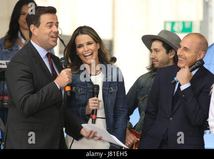 New York, USA. 26 mai, 2017. 'Aujourd'hui' show co-hôtes CARSON DALY, SAVANNAH GUTHRIE et Matt Lauer à singer les performances de MILEY CYRUS sur le "Aujourd'hui", qui ont eu lieu du Rockefeller Plaza. Credit : Nancy/Kaszerman ZUMA Wire/Alamy Live News Banque D'Images