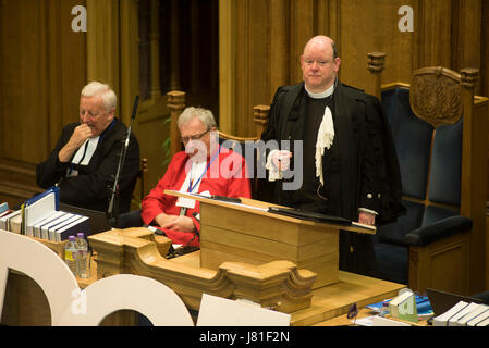 Edinburgh, Royaume-Uni. 26 mai, 2017. L'Assemblée générale de l'Église d'Écosse. Jour 7 : Modérateur Rt Rev Dr Derek Browning traite de la salle de l'Assemblée ce matin.Crédit : Andrew O'Brien/Alamy Live News Banque D'Images