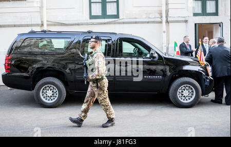 Taormina, Italie. 26 mai, 2017. La Chevrolet Suburban du président américain Donald Trump peut être repéré dans la région de Taormina, Italie, 26 mai 2017. Les chefs de gouvernement des États membres du G7 se sont réunis pour le sommet qui se tiendra du 26 mai au 27 mai 2017. Photo : Michael Kappeler/dpa/Alamy Live News Banque D'Images