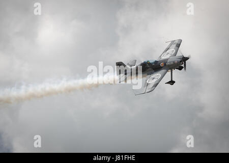 Bydgoszcz, Pologne. 26 mai, 2017. Un aireal show acrobatique est considérée être effectuée au cours de l'air. juste de Bydgoszcz La foire est un événement annuel où les membres de l'industrie de la défense de rencontrer les membres des forces militaires et le matériel militaire est sur l'affichage ouvert au grand public. Credit : Jaap Arriens/Alamy Live News Banque D'Images