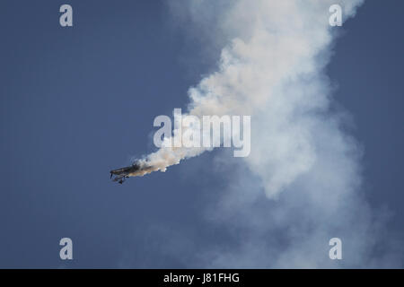 Bydgoszcz, Pologne. 26 mai, 2017. Un aireal show acrobatique est considérée être effectuée au cours de l'air. juste de Bydgoszcz La foire est un événement annuel où les membres de l'industrie de la défense de rencontrer les membres des forces militaires et le matériel militaire est sur l'affichage ouvert au grand public. Credit : Jaap Arriens/Alamy Live News Banque D'Images