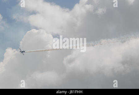 Bydgoszcz, Pologne. 26 mai, 2017. Un aireal show acrobatique est considérée être effectuée au cours de l'air. juste de Bydgoszcz La foire est un événement annuel où les membres de l'industrie de la défense de rencontrer les membres des forces militaires et le matériel militaire est sur l'affichage ouvert au grand public. Credit : Jaap Arriens/Alamy Live News Banque D'Images