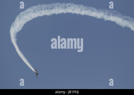 Bydgoszcz, Pologne. 26 mai, 2017. Un aireal show acrobatique est considérée être effectuée au cours de l'air. juste de Bydgoszcz La foire est un événement annuel où les membres de l'industrie de la défense de rencontrer les membres des forces militaires et le matériel militaire est sur l'affichage ouvert au grand public. Credit : Jaap Arriens/Alamy Live News Banque D'Images