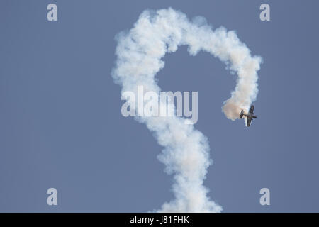 Bydgoszcz, Pologne. 26 mai, 2017. Un aireal show acrobatique est considérée être effectuée au cours de l'air. juste de Bydgoszcz La foire est un événement annuel où les membres de l'industrie de la défense de rencontrer les membres des forces militaires et le matériel militaire est sur l'affichage ouvert au grand public. Credit : Jaap Arriens/Alamy Live News Banque D'Images