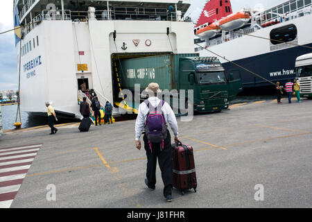 Athènes, Grèce. 26 mai, 2017. Un touriste tire son assurance comme il l'administration à un navire dans le port du Pirée, près d'Athènes, 26 mai 2017 26. Photo : Angelos Tzortzinis/dpa/Alamy Live News Banque D'Images