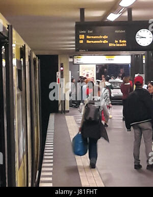 Berlin, Allemagne. 26 mai, 2017. Une voiture d'argent peut être vu sur les étapes menant à la station de métro U8 "Bernauer Strasse' après un accident à Berlin, Allemagne, 26 mai 2017. Selon des sources policières quatre à cinq personnes ont été blessées - si le degré de préjudice n'est pas clair. Les agents sont le traitement de l'incident comme un accident. (À L'ATTENTION DES RÉDACTEURS : MEILLEURE QUALITÉ D'IMAGE DISPONIBLE) Photo : Sebastian Wormsbächer/dpa/Alamy Live News Banque D'Images