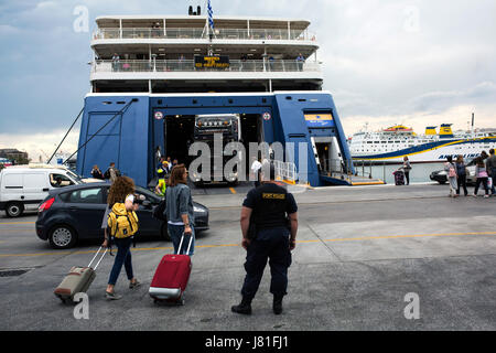 Athènes, Grèce. 26 mai, 2017. Un officier de la garde côtière grecque vérifie la zone sur le port du Pirée le 26 mai 2017. Photo : Angelos Tzortzinis/dpa/Alamy Live News Banque D'Images