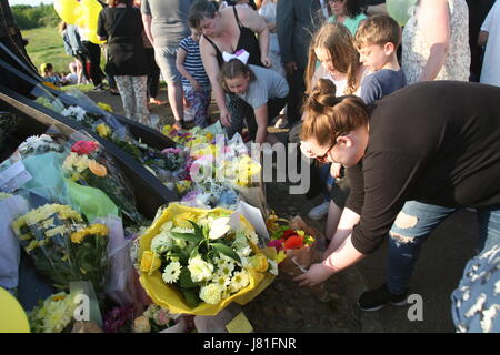 Gateshead, Royaume-Uni. 26 mai, 2017. 19h00 veillée avec fleurs et ballons jaunes de presse tenue à l'Ange du Nord pour célébrer la vie de l'adolescent Courtney Boyle & step père Philip Tron de Gateshead, décédé à Manchester Arena attaque. Gateshead, Royaume-Uni Crédit : David Whinham/Alamy Live News Banque D'Images