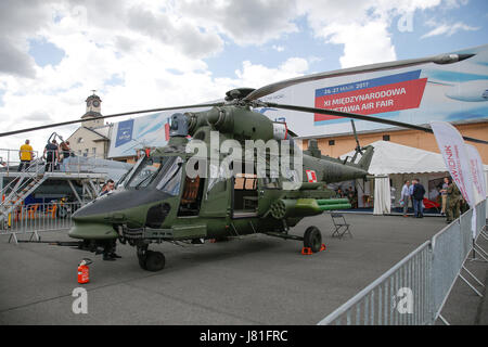 Bydgoszcz, Pologne. 26 mai, 2017. Les personnes sont considérées à l'air 2017 fair à Bydgoszcz, Pologne le 26 mai, 2017. La foire est organisée à la base aérienne locale et est l'occasion pour les membres de l'industrie et membre de l'armée de répondre. En plus du matériel militaire est sur l'affichage et ouvert pour le grand public d'afficher. Credit : Jaap Arriens/Alamy Live News Banque D'Images