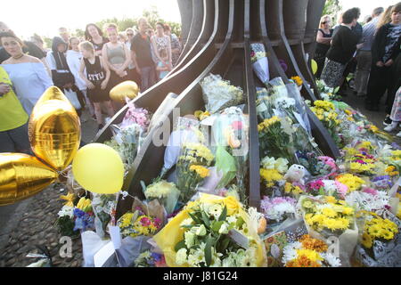 Gateshead, Royaume-Uni. 26 mai, 2017. 19h00 veillée avec fleurs et ballons jaunes de presse tenue à l'Ange du Nord pour célébrer la vie de l'adolescent Courtney Boyle & step père Philip Tron de Gateshead, décédé à Manchester Arena attaque. Gateshead, Royaume-Uni Crédit : David Whinham/Alamy Live News Banque D'Images