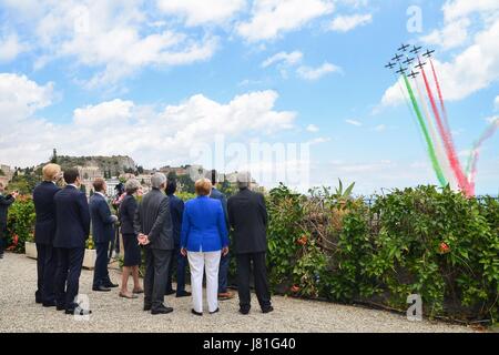 Taormina, Italie. 26 mai, 2017. Les dirigeants du monde regarder l'Armée de l'air italienne Frecce Tricolori escadron acrobatique survoler le sommet du G7 de l'ancienne citadelle sicilienne théâtre de Taormina, 26 mai 2017 à Taormina, Italie. Credit : Planetpix/Alamy Live News Banque D'Images