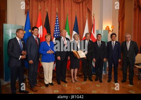 Taormina, Italie. 26 mai, 2017. Les dirigeants du monde se tenir ensemble à la réunion au sommet du G7 le 26 mai 2017, à Taormina, Italie. Debout de gauche à droite : le président du Conseil européen, Donald Tusk, le premier ministre du Canada, Justin Trudeau, la chancelière allemande Angela Merkel, le président américain Donald Trump, Premier Ministre britannique Theresa May, Premier Ministre italien Paolo Gentiloni, président français Emmanuel Macron, le Premier ministre japonais Shinzo Abe et le président de la Commission européenne, Jean-Claude Juncker. Credit : Planetpix/Alamy Live News Banque D'Images