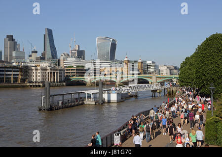 Southbank, Londres, Royaume-Uni. 26 mai 2017. Les personnes bénéficiant de l'ensoleillement de l'après-midi sur la rive sud de la Tamise à travers les skyscapers dans la ville. Credit : Julia Gavin UK/Alamy Live News Banque D'Images