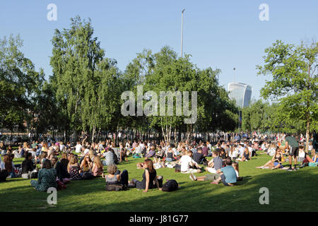 Southbank, Londres, Royaume-Uni. 26 mai 2017. Les personnes bénéficiant de l'ensoleillement de l'après-midi sur la rive sud à l'extérieur de la Tate Modern de Londres. Credit : Julia Gavin UK/Alamy Live News Banque D'Images