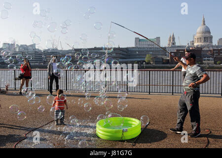 Southbank, Londres, Royaume-Uni. 26 mai 2017. L'homme bulle divertit les personnes bénéficiant de l'ensoleillement de l'après-midi sur la rive sud en face de St Paul's. Credit : Julia Gavin UK/Alamy Live News Banque D'Images