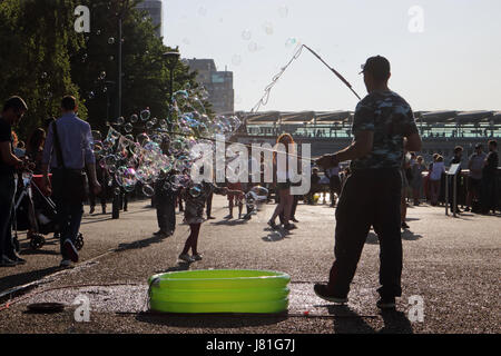 Southbank, Londres, Royaume-Uni. 26 mai 2017. L'homme bulle divertit les personnes bénéficiant de l'ensoleillement de l'après-midi sur la rive sud. Credit : Julia Gavin UK/Alamy Live News Banque D'Images