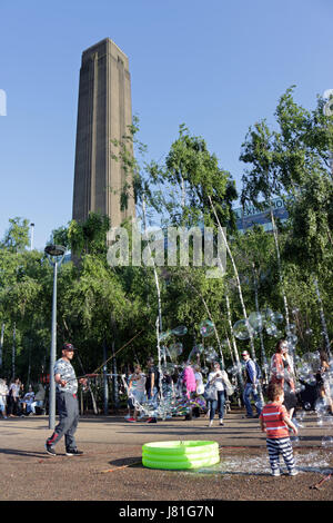 Southbank, Londres, Royaume-Uni. 26 mai 2017. L'homme bulle divertit les personnes bénéficiant de l'ensoleillement de l'après-midi sur la rive sud à l'extérieur de la Tate Modern. Credit : Julia Gavin UK/Alamy Live News Banque D'Images