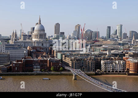 St Paul's, Londres, Royaume-Uni. 26 mai 2017. St Paul's et la magnifique ville de Londres dans l'après-midi ensoleillé. Credit : Julia Gavin UK/Alamy Live News Banque D'Images