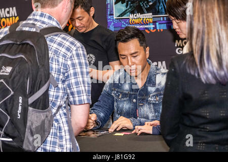 Londres, Royaume-Uni. 26 mai, 2017. Donnie Yen chantant à aotugraphy fans MCM London Comic Con 2017 à London Excel à Royal Victoria Dock, London. Credit : Voir Li/Alamy Live News Banque D'Images