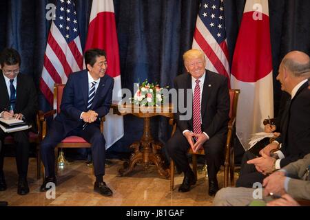 Taormina, Italie. 26 mai, 2017. Le Président américain Donald Trump partage un rire avec le Premier ministre japonais Shinzo Abe lors d'une réunion bilatérale en marge du Sommet du G7, 26 mai 2017 à Taormina, Italie. Credit : Planetpix/Alamy Live News Banque D'Images