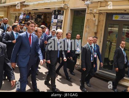 Taormina, Italie. 26 mai, 2017. Les dirigeants du G7 dans la vieille ville pendant le Sommet du G7, 26 mai 2017 à Taormina, Italie. Marche de gauche à droite, le premier ministre du Canada, Justin Trudeau, le président français Emmanuel Macron et Premier ministre italien Paolo Gentiloni. La présidence italienne du G7 (via) Planetpix Banque D'Images