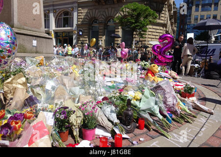 Une mer de ballons et tapis de fleurs St Anns carré comme pleureuses apporter hommages aux 22 victimes et la ville de Manchester a écrit sur le trottoir dans St Anns Square dans le centre-ville de Manchester en tant que personnes célèbrent et déposez un grief. Salman Abedi a fait exploser une bombe et est beleived pour faire partie d'une cellule terroriste à partir de la Libye. Banque D'Images