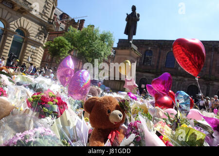 Une mer de ballons et tapis de fleurs St Anns carré comme pleureuses apporter hommages aux 22 victimes et la ville de Manchester a écrit sur le trottoir dans St Anns Square dans le centre-ville de Manchester en tant que personnes célèbrent et déposez un grief. Salman Abedi a fait exploser une bombe et est beleived pour faire partie d'une cellule terroriste à partir de la Libye. Banque D'Images