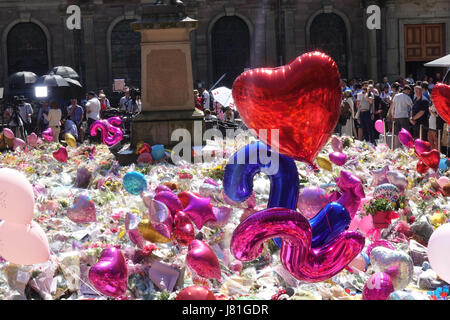 Une mer de ballons et tapis de fleurs St Anns carré comme pleureuses apporter hommages aux 22 victimes et la ville de Manchester a écrit sur le trottoir dans St Anns Square dans le centre-ville de Manchester en tant que personnes célèbrent et déposez un grief. Salman Abedi a fait exploser une bombe et est beleived pour faire partie d'une cellule terroriste à partir de la Libye. Banque D'Images