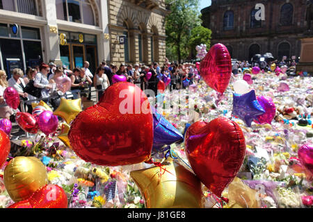 Une mer de ballons et tapis de fleurs St Anns carré comme pleureuses apporter hommages aux 22 victimes et la ville de Manchester a écrit sur le trottoir dans St Anns Square dans le centre-ville de Manchester en tant que personnes célèbrent et déposez un grief. Salman Abedi a fait exploser une bombe et est beleived pour faire partie d'une cellule terroriste à partir de la Libye. Banque D'Images