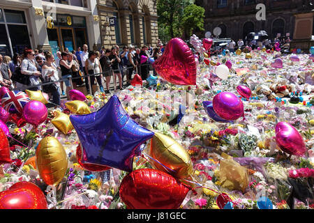 Une mer de ballons et tapis de fleurs St Anns carré comme pleureuses apporter hommages aux 22 victimes et la ville de Manchester a écrit sur le trottoir dans St Anns Square dans le centre-ville de Manchester en tant que personnes célèbrent et déposez un grief. Salman Abedi a fait exploser une bombe et est beleived pour faire partie d'une cellule terroriste à partir de la Libye. Banque D'Images