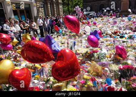 Une mer de ballons et tapis de fleurs St Anns carré comme pleureuses apporter hommages aux 22 victimes et la ville de Manchester a écrit sur le trottoir dans St Anns Square dans le centre-ville de Manchester en tant que personnes célèbrent et déposez un grief. Salman Abedi a fait exploser une bombe et est beleived pour faire partie d'une cellule terroriste à partir de la Libye. Banque D'Images