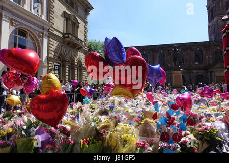 Une mer de ballons et tapis de fleurs St Anns carré comme pleureuses apporter hommages aux 22 victimes et la ville de Manchester a écrit sur le trottoir dans St Anns Square dans le centre-ville de Manchester en tant que personnes célèbrent et déposez un grief. Salman Abedi a fait exploser une bombe et est beleived pour faire partie d'une cellule terroriste à partir de la Libye. Banque D'Images