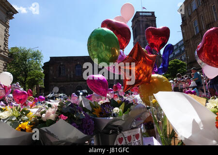 Une mer de ballons et tapis de fleurs St Anns carré comme pleureuses apporter hommages aux 22 victimes et la ville de Manchester a écrit sur le trottoir dans St Anns Square dans le centre-ville de Manchester en tant que personnes célèbrent et déposez un grief. Salman Abedi a fait exploser une bombe et est beleived pour faire partie d'une cellule terroriste à partir de la Libye. Banque D'Images