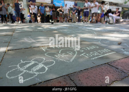 Hommages aux 22 victimes et la ville de Manchester a écrit sur le trottoir dans St Anns Square dans le centre-ville de Manchester en tant que personnes célèbrent et déposez un grief. Salman Abedi a fait exploser une bombe et est beleived pour faire partie d'une cellule terroriste à partir de la Libye. Banque D'Images