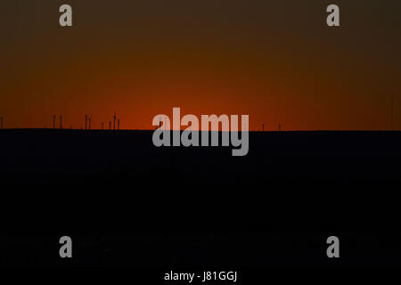 Arizona, USA. 26 mai, 2017. États-unis - 23 mai 2017 - États-Unis - Le ciel est complètement rouge comme le soleil se prépare à venir jusqu'à l'horizon dans le Nouveau Mexique vu depuis l'Interstate 10. Crédit : Michael Lopez/ZUMA/Alamy Fil Live News Banque D'Images