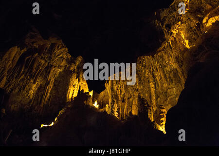 Arizona, USA. 26 mai, 2017. États-unis - 23 mai 2017 - États-Unis - une série de grottes complexes avec low hanging stalagmites, certains jusqu'à 15 pieds à l'intérieur du colosse des cavernes de Vail, en Arizona.Il contient environ 3,5 miles (5,6 km) de passages cartographiés, et a été découvert par Soloman Lick en 1879. La température moyenne de 70 Â°F (21 Â°C) toute l'année.[1].La cave est une ancienne grotte karstique, classés comme ''dry'' par les guides (si ce n'est pas un terme speleologic). La signification de ceci est que ses formations sont complètement sèches, ou ''Dead'', et ne se développent pas. Grotte colossale a été utilisé à partir de 900 à 1450 AD Banque D'Images