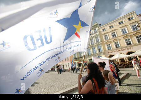 Bydgoszcz, Pologne, le 26 mai, 2017. Une femme est un drapeau de l'Union des démocrates européens lors d'un rassemblement contre la réforme de l'éducation. Credit : Jaap Arriens/Alamy Live News Banque D'Images