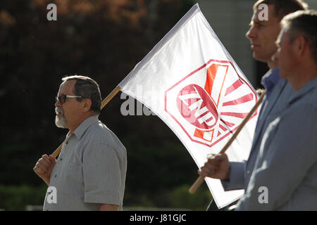 Bydgoszcz, Pologne, le 26 mai, 2017. Un homme est vu tenant le drapeau du syndicat des enseignants ZNP pendant un rassemblement contre la réforme de l'enseignement en Bydgoszczc, Pologne le 26 mai, 2017. Credit : Jaap Arriens/Alamy Live News Banque D'Images