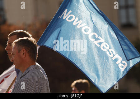 Bydgoszcz, Pologne, le 26 mai, 2017. Un homme est vu le 26 mai 2017, tenant un drapeau du parti libéral Nowoczesna (moderne) parti politique fondé par Ryszard Petru après le parti conservateur PiS est arrivé au pouvoir à la fin de 2015. Credit : Jaap Arriens/Alamy Live News Banque D'Images