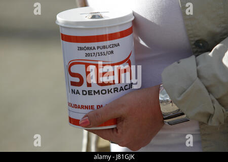 Bydgoszcz, Pologne, le 26 mai, 2017. Une femme est un peut pour la collecte de dons pour l'organisation locale pour la protection de la démocratie et la prévention de l'abus de pouvoir, STER na Demokracje. Credit : Jaap Arriens/Alamy Live News Banque D'Images