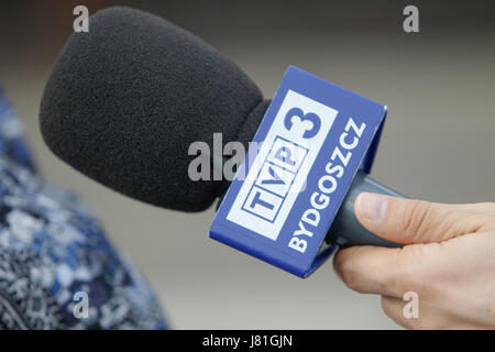 Bydgoszcz, Pologne, le 26 mai, 2017. Le microphone de la station de télévision locale de l'état est vu lors d'un rassemblement contre la réforme de l'éducation. L'état polonais TVP a été exécuté pour son critised couverture biaisée après une révision de la gestion par le gouvernement conservateur au pouvoir depuis la fin de 2015. Credit : Jaap Arriens/Alamy Live News Banque D'Images