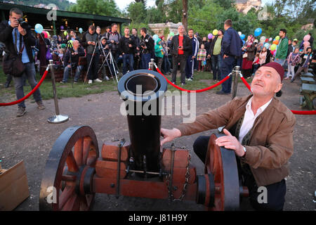 Sarajevo, Bosnie-et-Herzégovine. 26 mai, 2017. Un gunner vérifie un canon à Sarajevo, Bosnie-Herzégovine, le 26 mai 2017. Traditionnellement la Sarajevo de rupture rapide sur chaque jour du Ramadan avec tir d'un canon. Credit : Haris Memija/Xinhua/Alamy Live News Banque D'Images