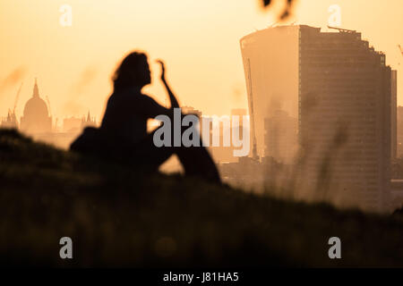 Londres, Royaume-Uni. 26 mai, 2017. Météo France : Soirée coucher de soleil sur la ville vue de Greenwich Park se terminant l'un des jours les plus chauds de mai. © Guy Josse/Alamy Live News Banque D'Images