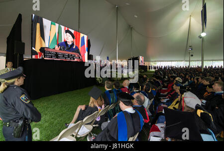 Wellesley, MA, USA. 26 mai 2017. 2016 Le candidat démocrate à la présidence des États-Unis, Hillary Clinton (1969) classe de Wellesley est retourné à parler à la Wellesley 2017 promotion. L'ancienne première dame, Secrétaire d'État et sénateur américain de l'état de New York est retourné à exprimer à l'occasion de l'ouverture du Collège Wellesley 2017 quarante-huit ans après qu'elle a donné le premier discours de commencement en 1969 en tant qu'étudiant. Chuck crédit Nacke / Alamy Live News Banque D'Images