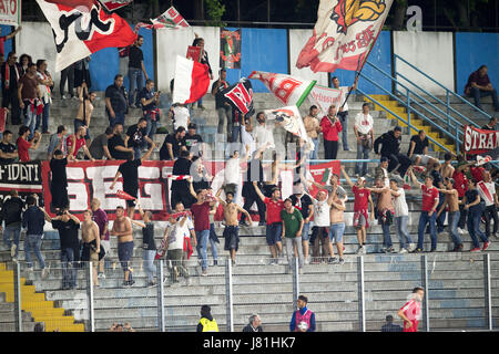 Ferrara, Italie. 18 mai, 2017. Bari fans Football/soccer : Italien 'Serie B' match entre SPAL 2-1 FC Bari au Stadio Paolo Mazza à Ferrare, Italie . Credit : Maurizio Borsari/AFLO/Alamy Live News Banque D'Images