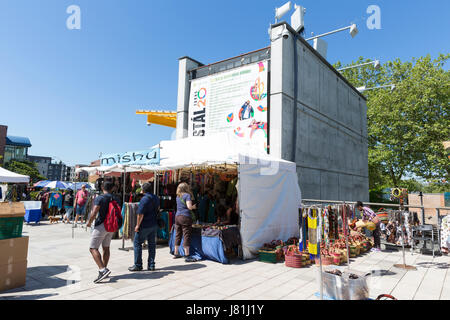 Seattle, Washington, USA. 26 mai, 2017. Biens à vendre à la Rare marché pendant la journée d'ouverture de la Northwest Folklife Festival. Le festival annuel des minorités ethniques, folk, et l'art traditionnel, l'artisanat et la musique qui se déroule sur le week-end du Memorial Day à Seattle, Washington à Seattle Center. Fondé en 1971 par les Seattle Folklore Society, le National Park Service et le National Folk Festival Association. Crédit : Paul Gordon/Alamy Live News Banque D'Images